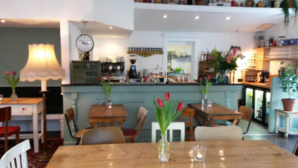 De bar en tafels van Knus Bussum